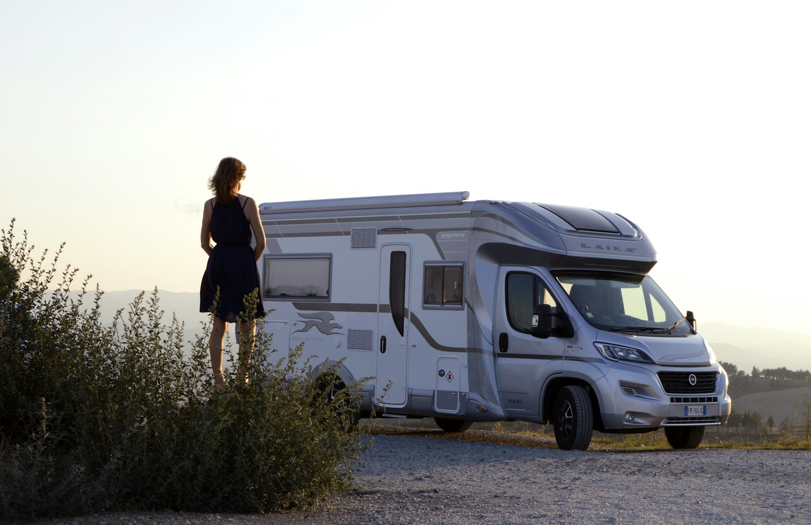 Husbil parkerad i ett landskap i Toscana i kvällsljus